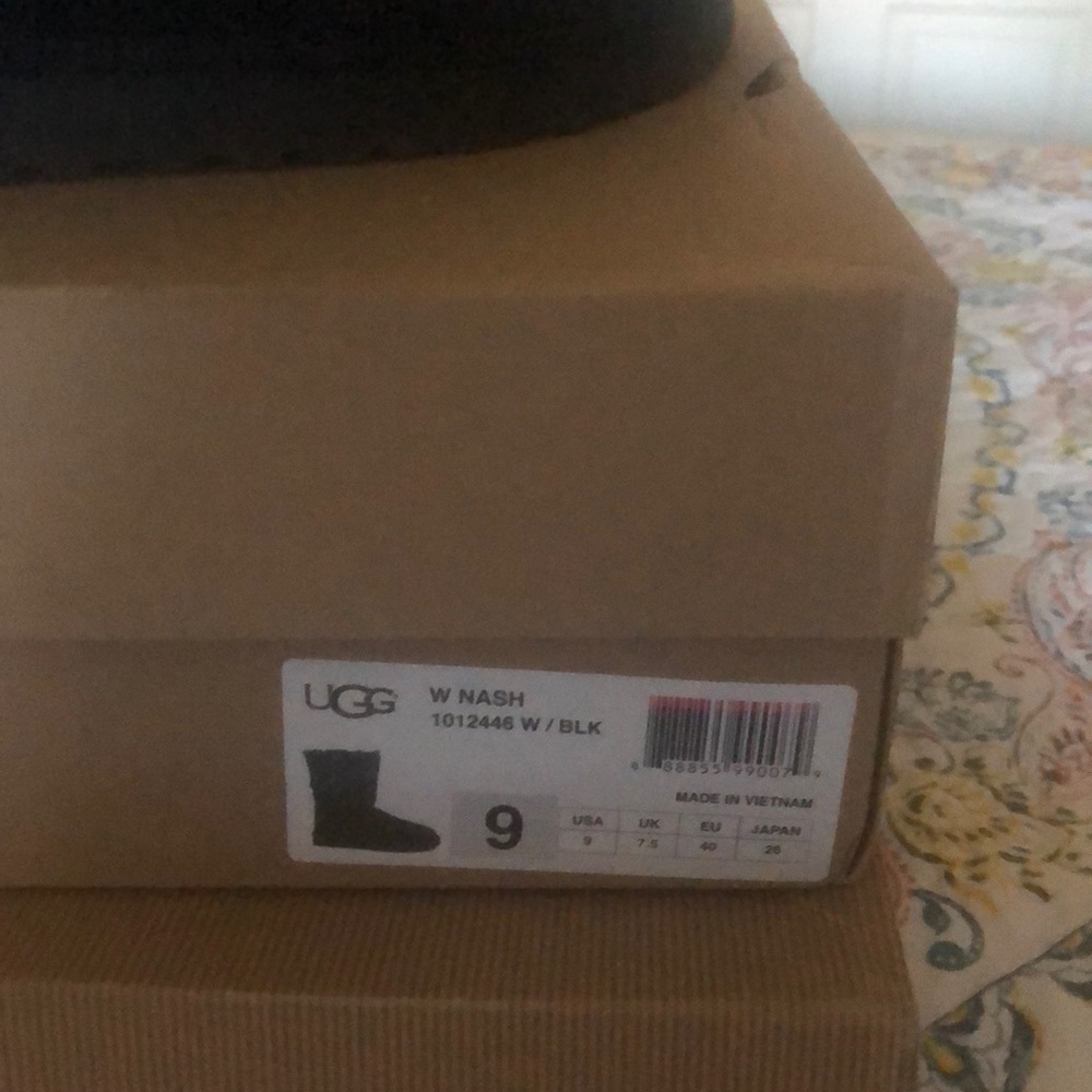 Ugg - Picture 4 of 4